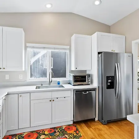 Modern 4Bd Home In Ballard With A/C, Pet-Friendly
